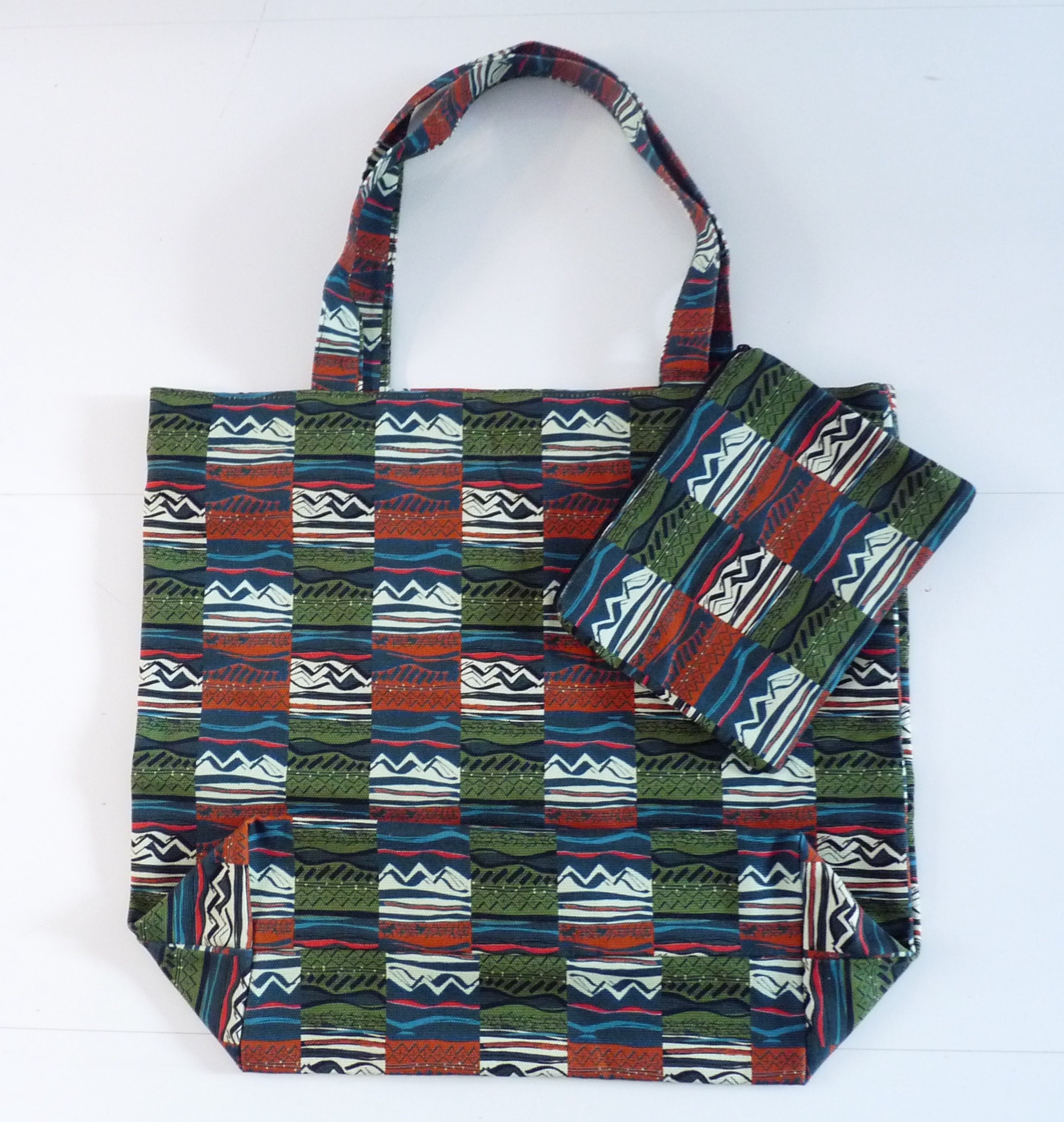 shopping bag + purse;
Uluruloru